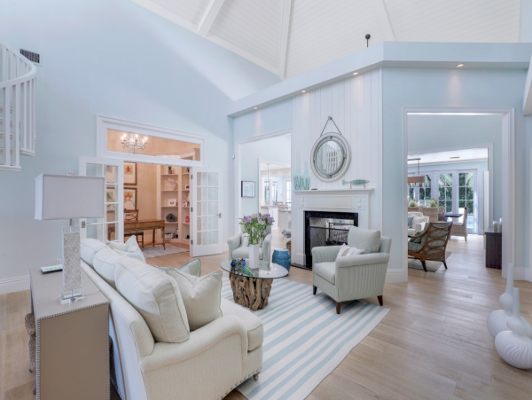 Luxurious Retreat with a Pool in Olde Naples, Steps from the Beach